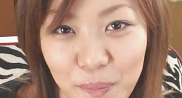 sex mbbg dâm Anh ta ôm cô gái tóc nâu trước mặt bạn gái của mình. phim sec bo chong nang dau